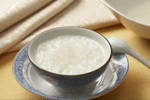 白粥是有益於腸胃的食品之一。