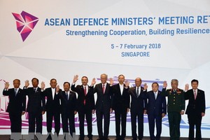 我國國防部副部長阮志詠(右二)同與會代表合照。（圖源：越通社）