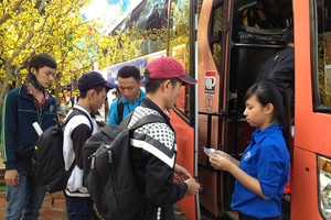 組委會向大學生贈送回鄉車票。