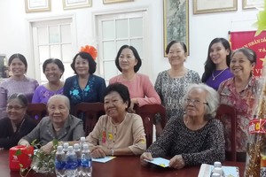 越華革命女幹部聚會合照。