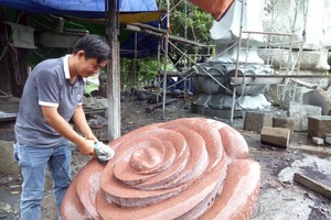 黎晉安在石雕加工廠工作。