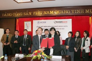 Navigos Search公司代表與河內電機高校簽署有關給該校師生培訓軟技能合作備忘錄儀式。（圖源：Navigos Search）