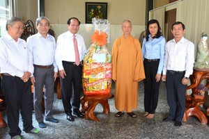 市委常務副書記畢成剛(左三)探望並向釋智光和尚賀年。