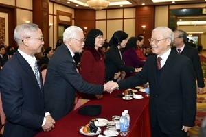 阮富仲總書記同與會代表握手交談。（圖源：VOV）