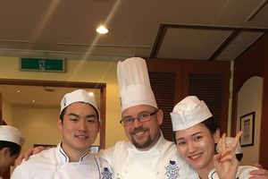 符國焌（左）和朴智善（右）與韓國藍帶國際 學院的烘焙師合影。