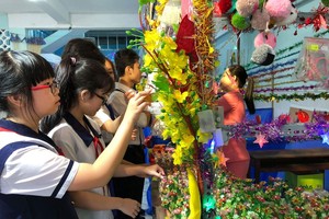 學校擺售各種由師生們親手製作的紀念品、首飾。