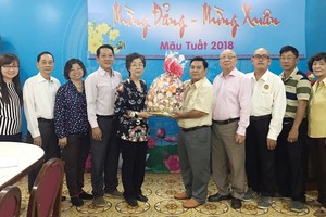 市統一粵劇團顧問會向市各少數民族文學藝術協會拜年。