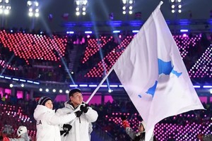平昌冬奧會開幕式上韓朝代表團舉半島旗共同入場。（圖源：互聯網）