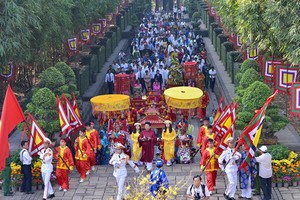 在雄王紀念區舉行粽子供奉儀式。