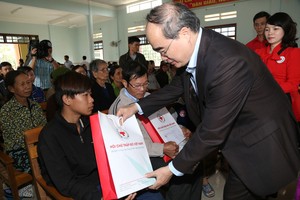 阮善仁同志向安仁市仁豐鄉落葉劑受害者贈送春節禮物。