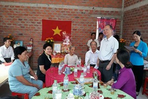 第五郡郡委副書記陳氏英武、郡婦女會主席陳氏秋香、穗城會館理事長盧耀南及婦女會會員出席溫情屋贈送儀式。