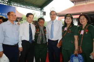 市委書記阮善仁(右三)、原國家主席阮明哲(左二)同參會代表合影。