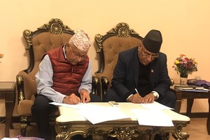 尼泊爾共產黨(聯合馬列)和尼泊爾共產黨(毛主義中心)兩黨領導人當地時間19日晚在首都加德滿都簽署7點合作協議。（圖源：互聯網）