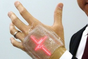 圖為貼在手背上的薄型LED顯示屏。（圖源：共同社）