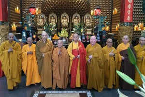 越南佛教會主席上善下仁和尚(左四) 光臨市華人佛教新春團拜。