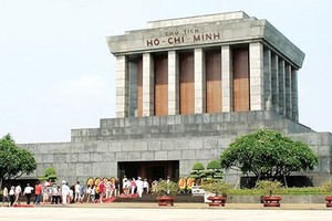 遊客晉謁胡主席陵。（圖源：C.T）