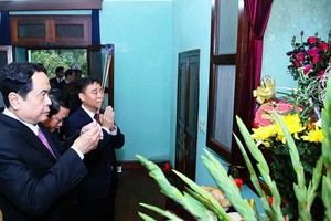 越南祖國陣線中央委員會主席陳清敏上香緬懷胡伯伯。