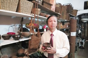 鄧國鴻董事長介紹各類椰子樹產品。