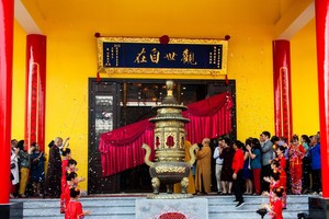 朱立基與張美蘭夫婦以及家眷為草堂禪寺觀音寶殿落成揭幕。