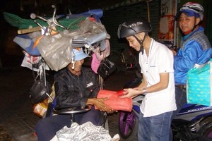 貧窮病人輔助會菩提葉分會的志願者在大年初一 凌晨時分向露宿街頭的窮人贈送新年禮物。