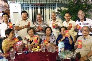 原堤岸全民(平民)小學校友日前歡聚一起祝賀新年。