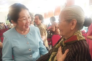 市委副書記武氏蓉(左)向原女政治犯問候和祝福。