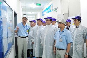 河內市市委書記黃忠海(前右二)看望越南SEI電子零件有限責任公司。（圖源：秋河）