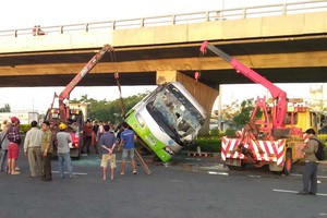 兩輛起重車將客車吊移事故現場。