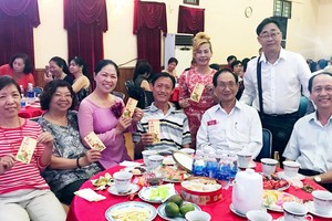 陳耀枝主任(右一)與各文藝工作者歡度新年。