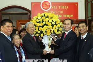 國家主席陳大光向鄧軍瑞中將賀壽。