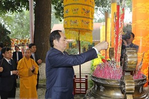 國家主席陳大光在昇龍皇城遺產區敬天龍殿上香參拜，祈求國家風調雨順、國泰民安。（圖源：越通社）