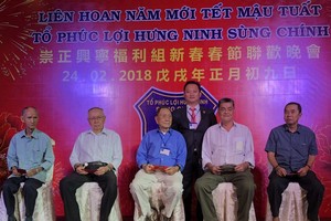 鄒國榮理事長向5位80高齡長者贈送新春紅包。