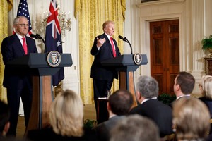 美總統特朗普（右）和澳總理特恩布爾在白宮舉行記者會。（圖源：新華網）