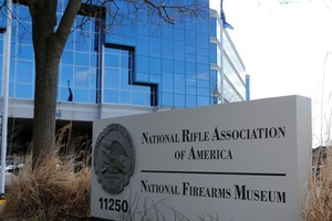 美國兩家主要航空公司達美航空和聯合航空24日宣佈，他們將與槍協保持距離，包括終止讓槍協會員享有機票優待；達美航空還要求槍協官方網站刪除該公司的信息。 （圖源：路透社）