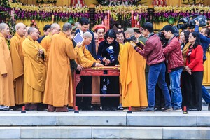 國家副主席鄧氏玉盛與各代表進行開印儀式。（圖源：南陳）