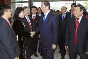 國家主席陳大光向白梅醫院醫生致以節日祝賀。（圖源：顏創）