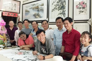 張漢明書畫家(後排左四)與各學員歡聚一起。