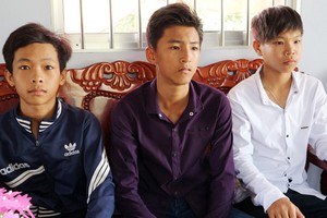 圖為杜文鵬(中)與兩名友人陳清新(左)及黎爾康拾金不昧榮獲嘉獎。（圖源：日新）