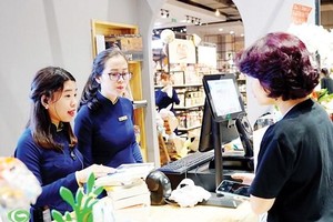 消費者在Book City透過手機付款。