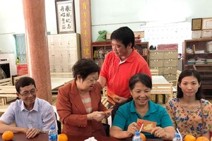 董事長陳金泉派發新春紅包給老師們。