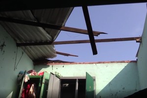 爆破現場鐵皮屋頂被掀開。（圖源：互聯網）