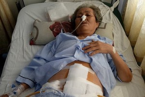 方燕蓮施手術後身體還很虛弱。