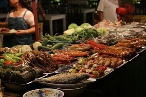 宵夜雖美，也要慎吃，更不能忘了自然之道。（示意圖源：互聯網）