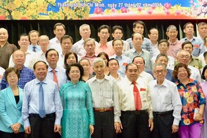 市領導與各民族代表合照。（圖源：市黨部新聞網）