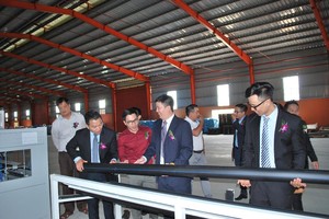 馬順通(右二)向賓客介紹公司產品。