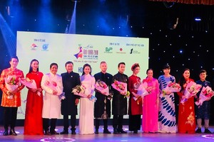 服裝設計師們介紹本屆盛會將演出多款新穎長衫。