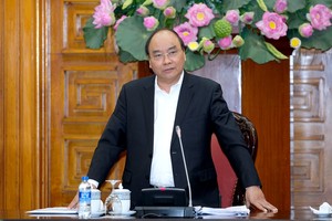 政府總理阮春福在會議上發表講話。