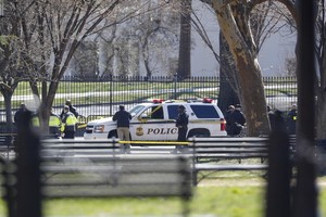 美國1名白人成年男子3日中午在白宮前方的擁擠人行大道上舉槍自盡身亡。（圖源：AP）