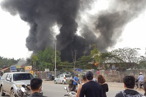 遠處的鞋廠大火濃煙直衝天際。（圖源：Ella陳）