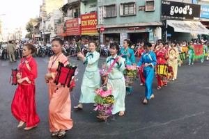 潮群古樂業團參與元宵遊行。